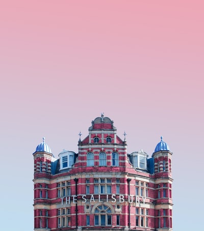 粉色天空下的索尔兹伯里大厦